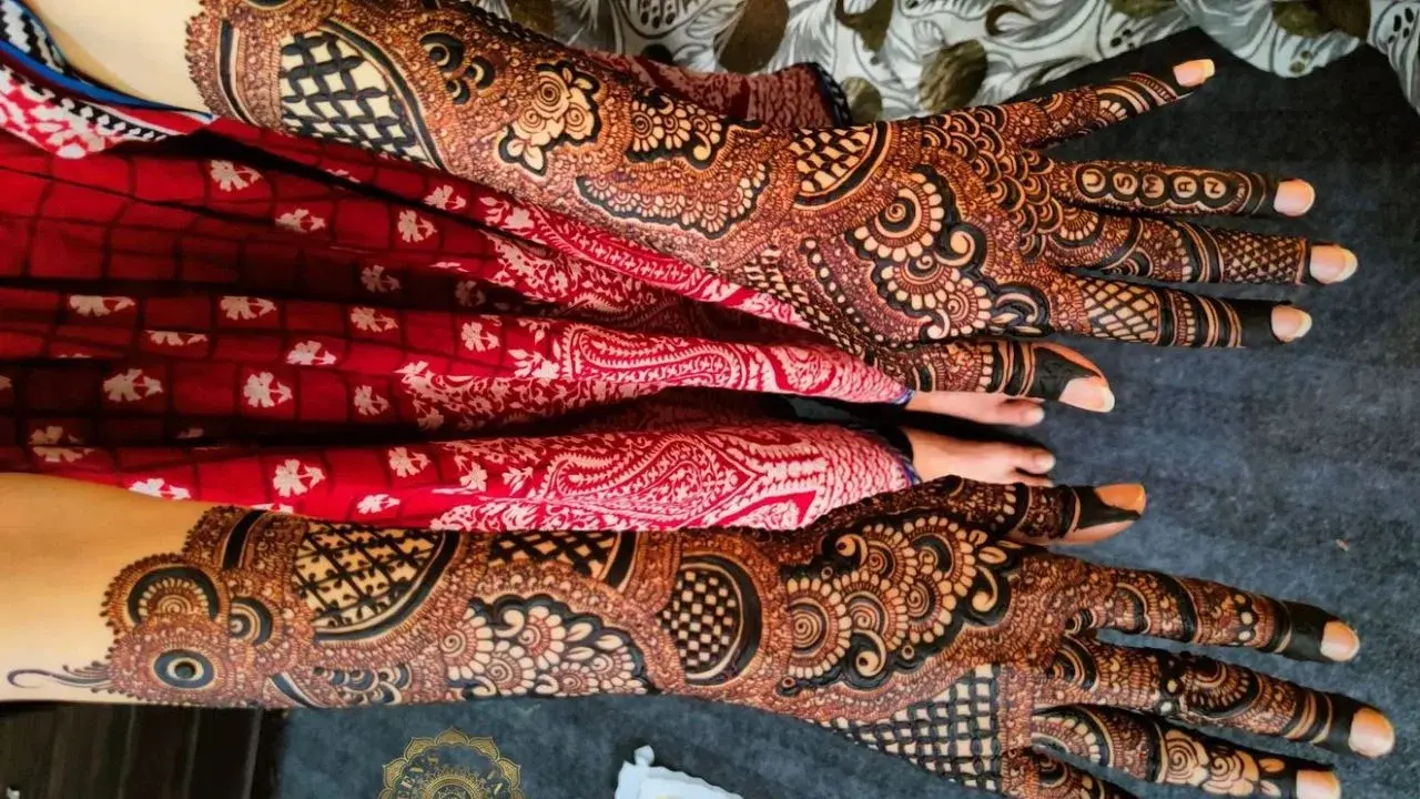 दुबई की लड़कियां ईद मिलाद उन नबी पर लगाती हैं इस तरह की मेहंदी, यहां डिजाइन देखकर आप भी करें ट्राई